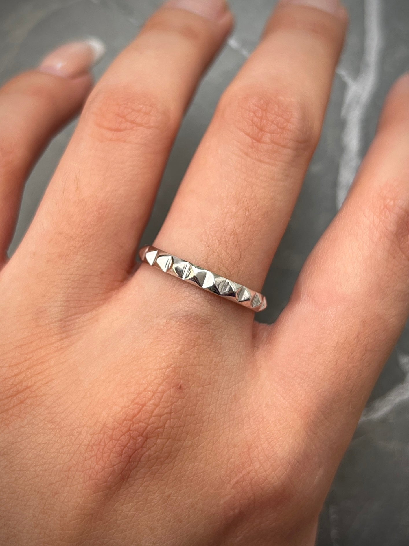 Anillo de piramide 1.9gr / Talla 7 3/4 Oro Blanco Nac B