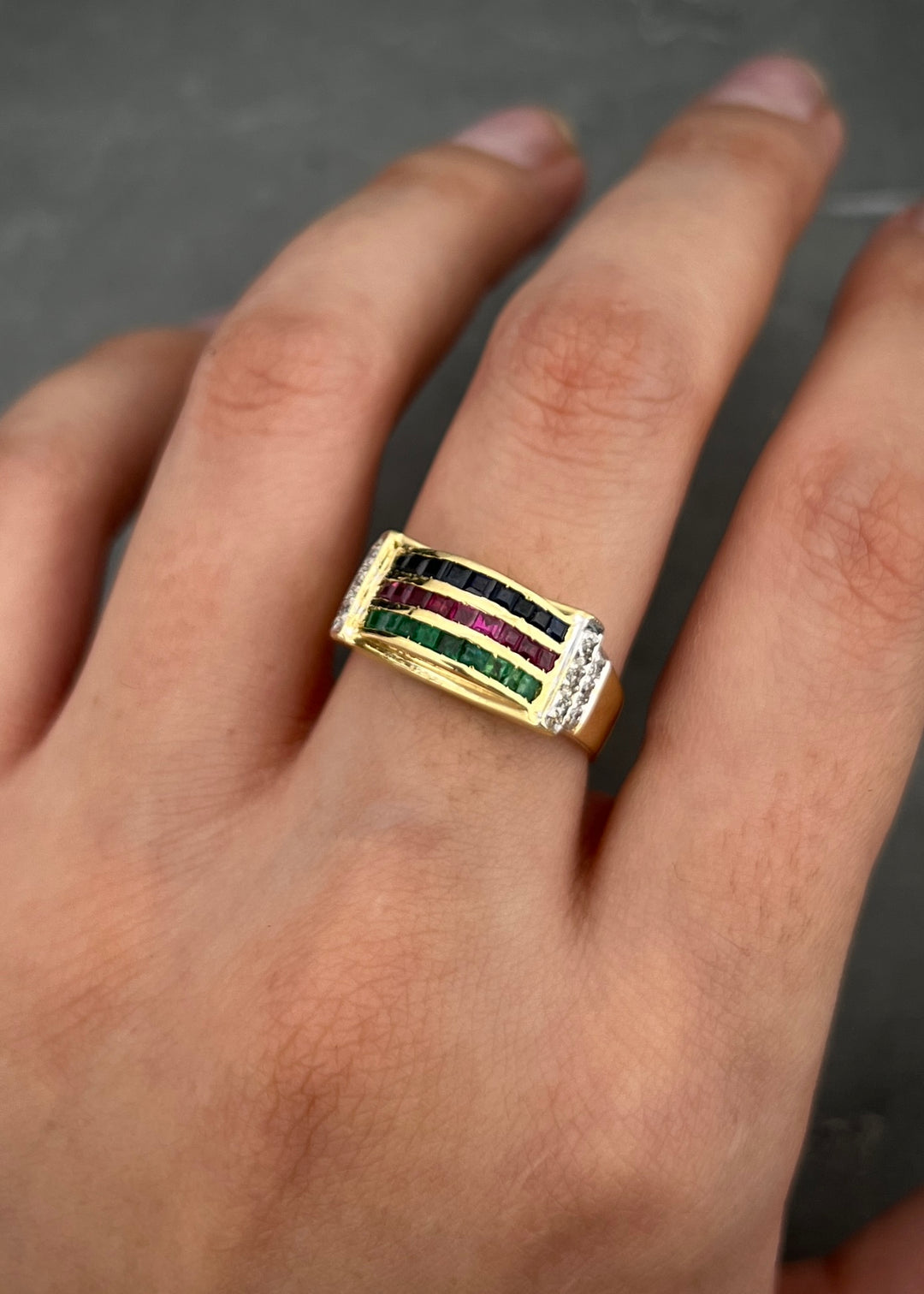 Anillo 70 pts diamantes, zafiros y rubíes  6.8gr / Talla 5 1/2 — Oro Amarillo