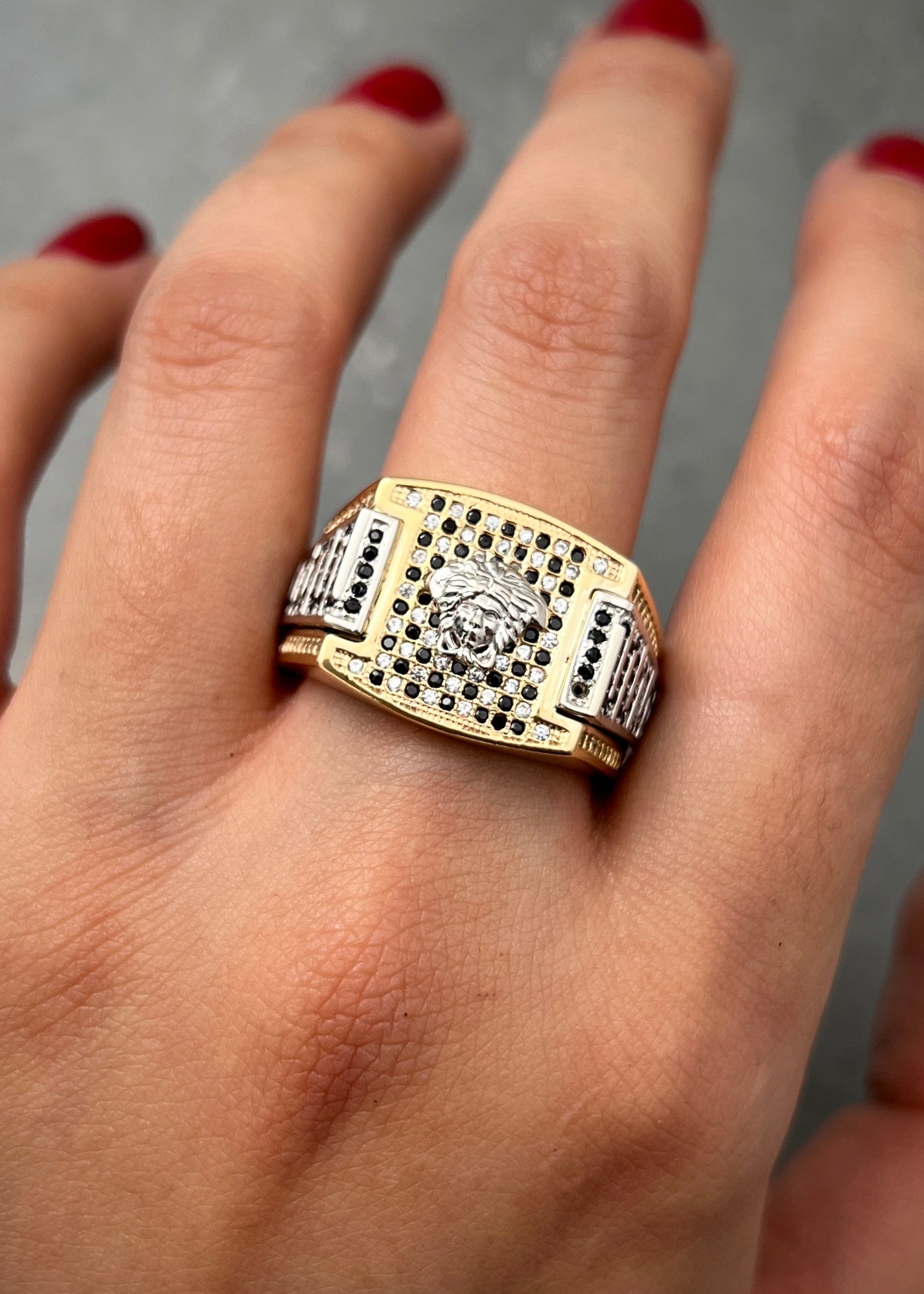 Anillo medusa con swarovski blanco y negro 13.8gr / TALLA 10 1/2 / Dos Oros Nac P