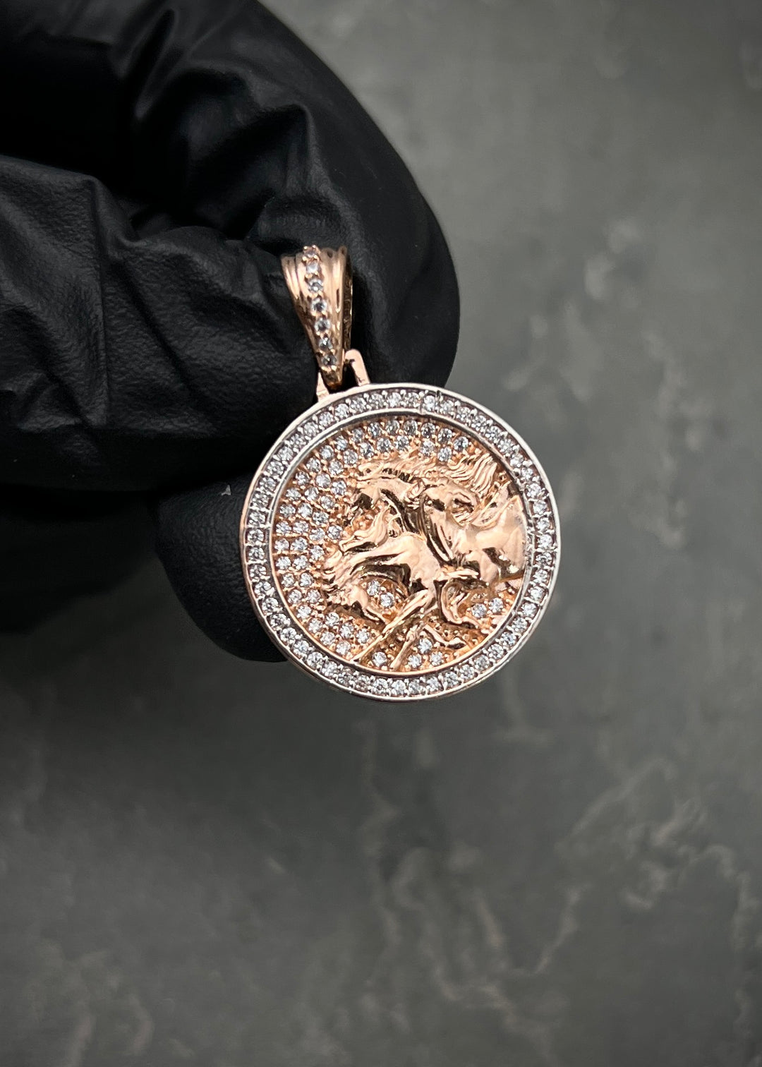 Dije caballos con swarovski blanco 6gr / Largo 3cm — Oro Rosado