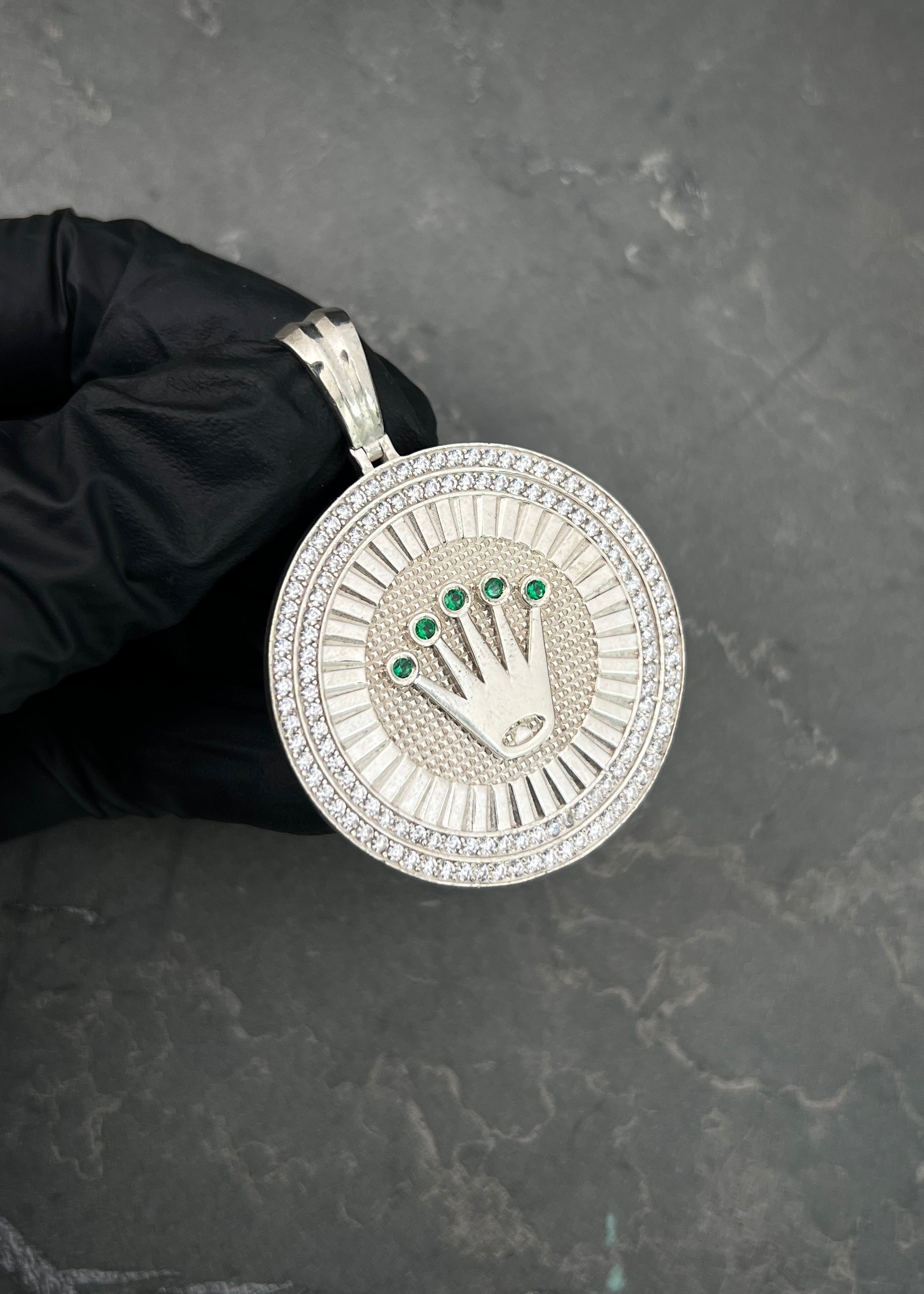 Dije corona rx con swarovski verde 17.7gr / Largo 5.3cm / P