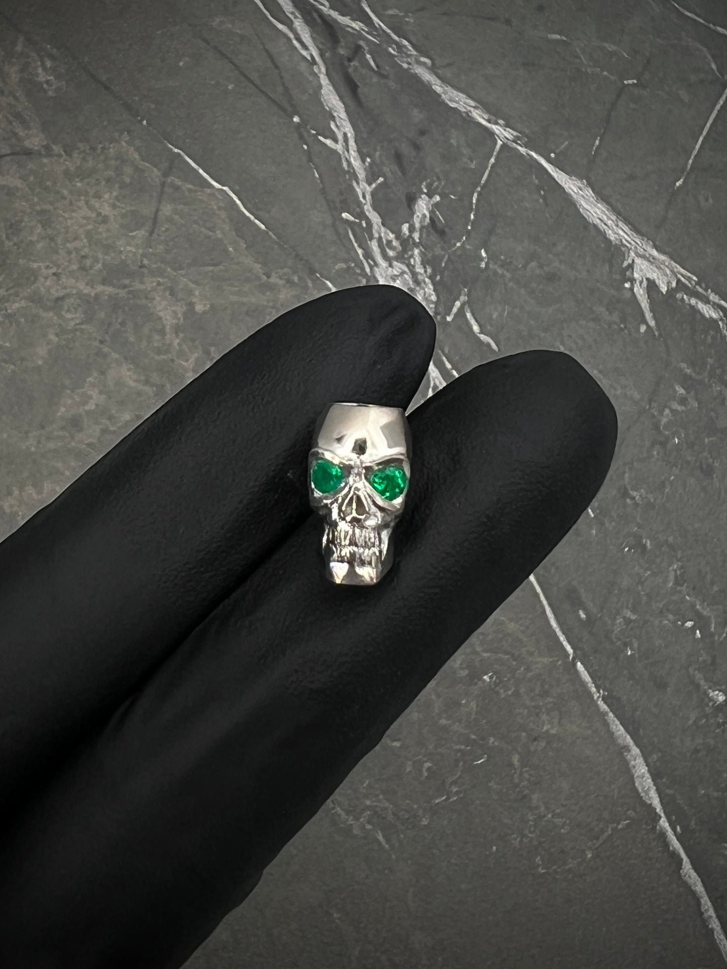 Herraje De Calavera Con Esmeraldas 14Pts 3.75gr / Largo 1.1 cm / Oro Blanco (Joya) B