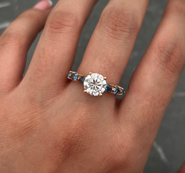 Solitario con 180pts de moissanita blanca y azul 4.3gr / TALLA 7 / Oro Rosado (Joya) B