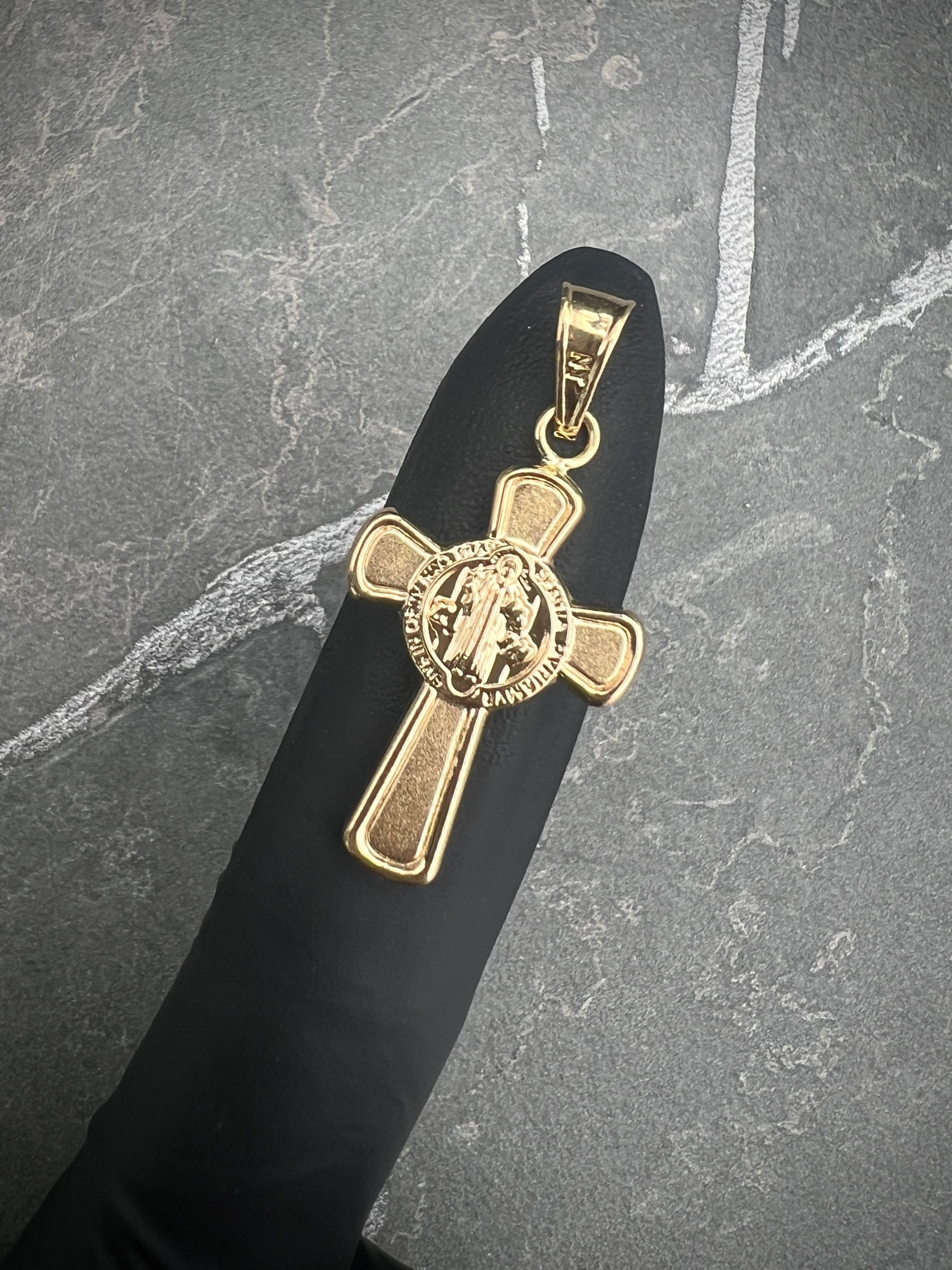 Dije de cruz con san benito 1.6gr / Largo 3.5cm — Oro Amarillo