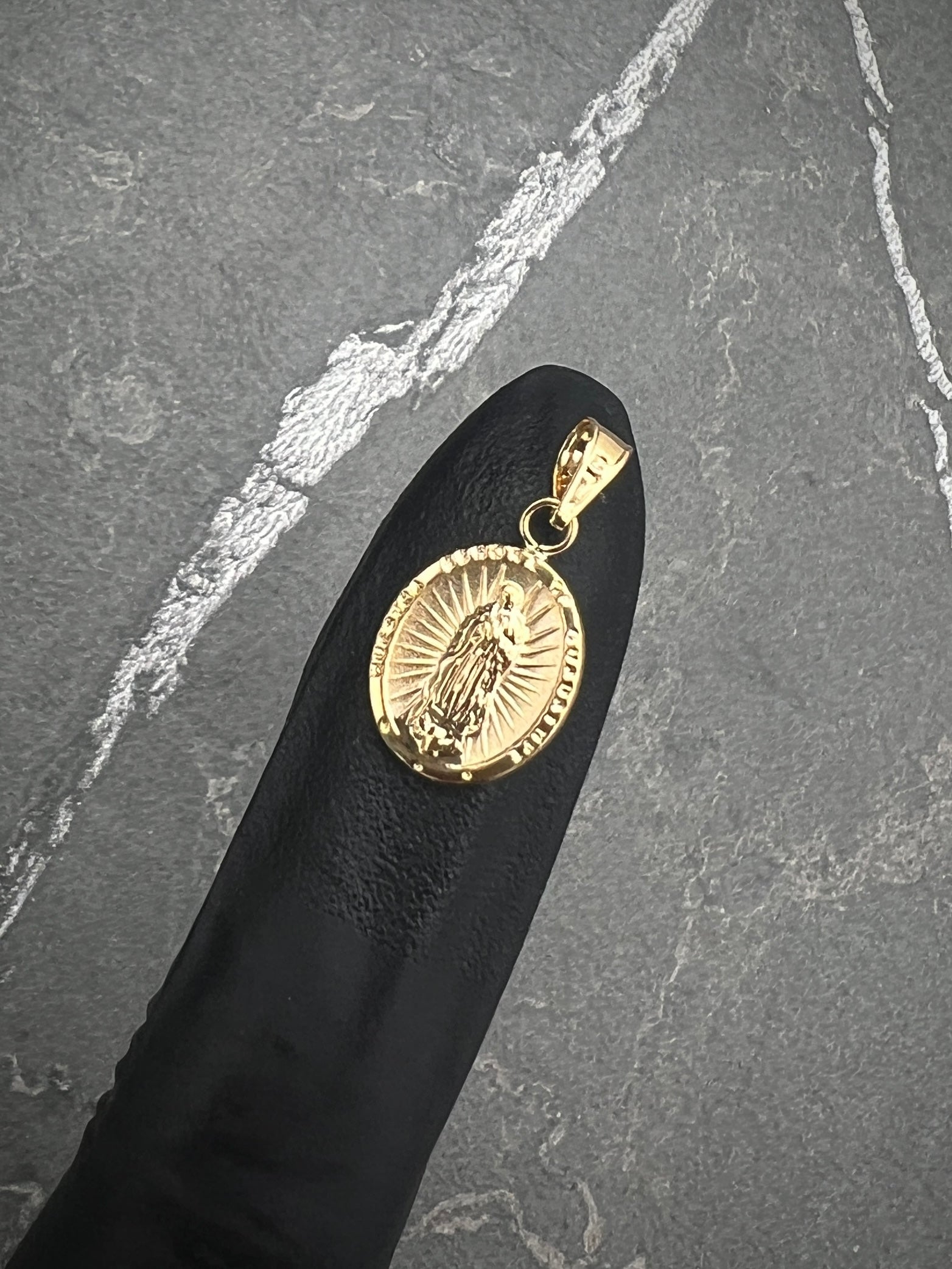 Dije virgen de guadalupe 0.6gr / Largo 2cm / Oro Amarillo Nac P