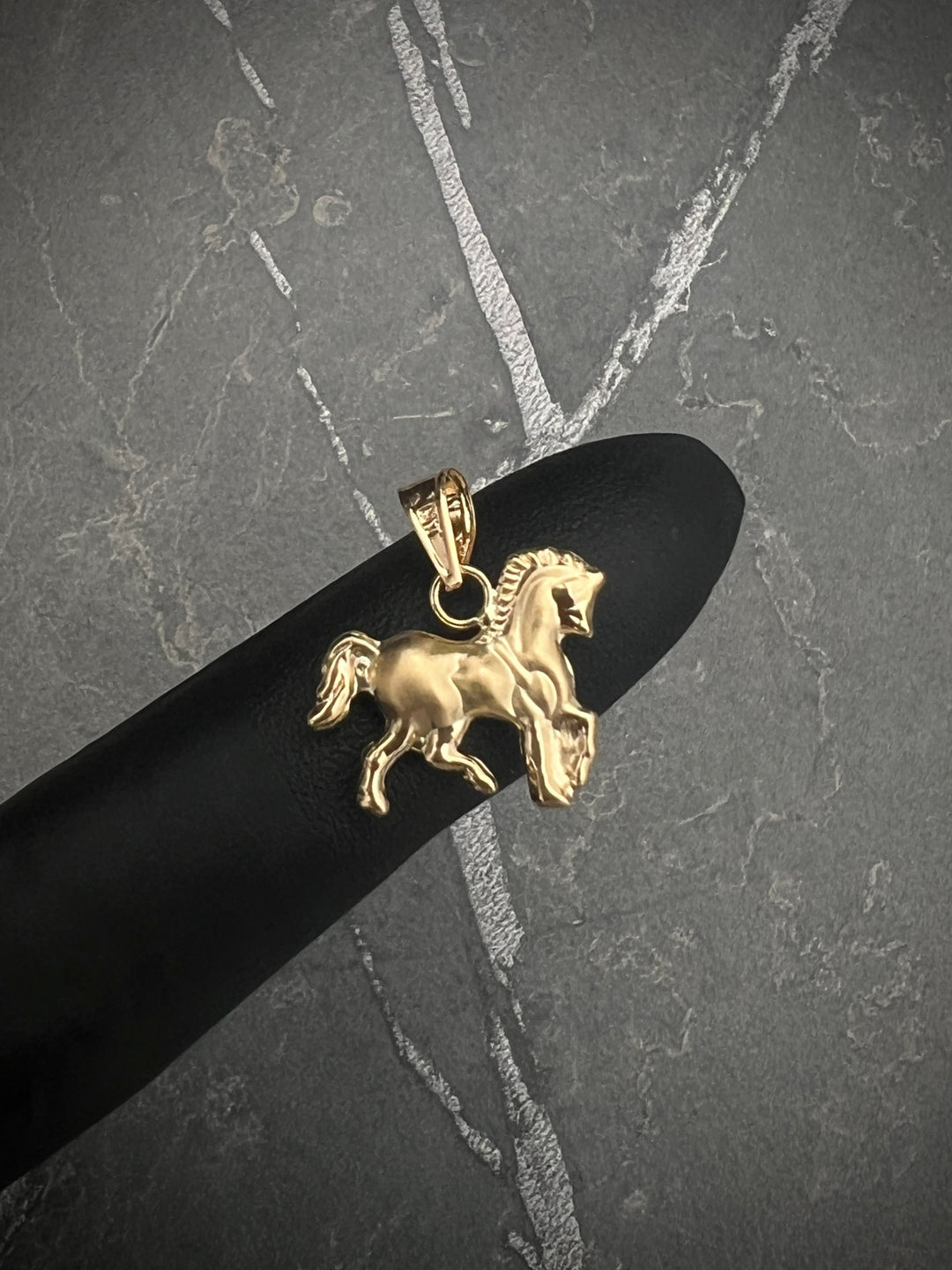 Dije Caballo 0.9gr / 1.7cm / 15.4mm — Oro Amarillo
