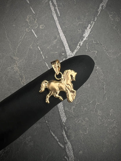 Dije Caballo 0.9gr / 1.7cm / 15.4mm — Oro Amarillo