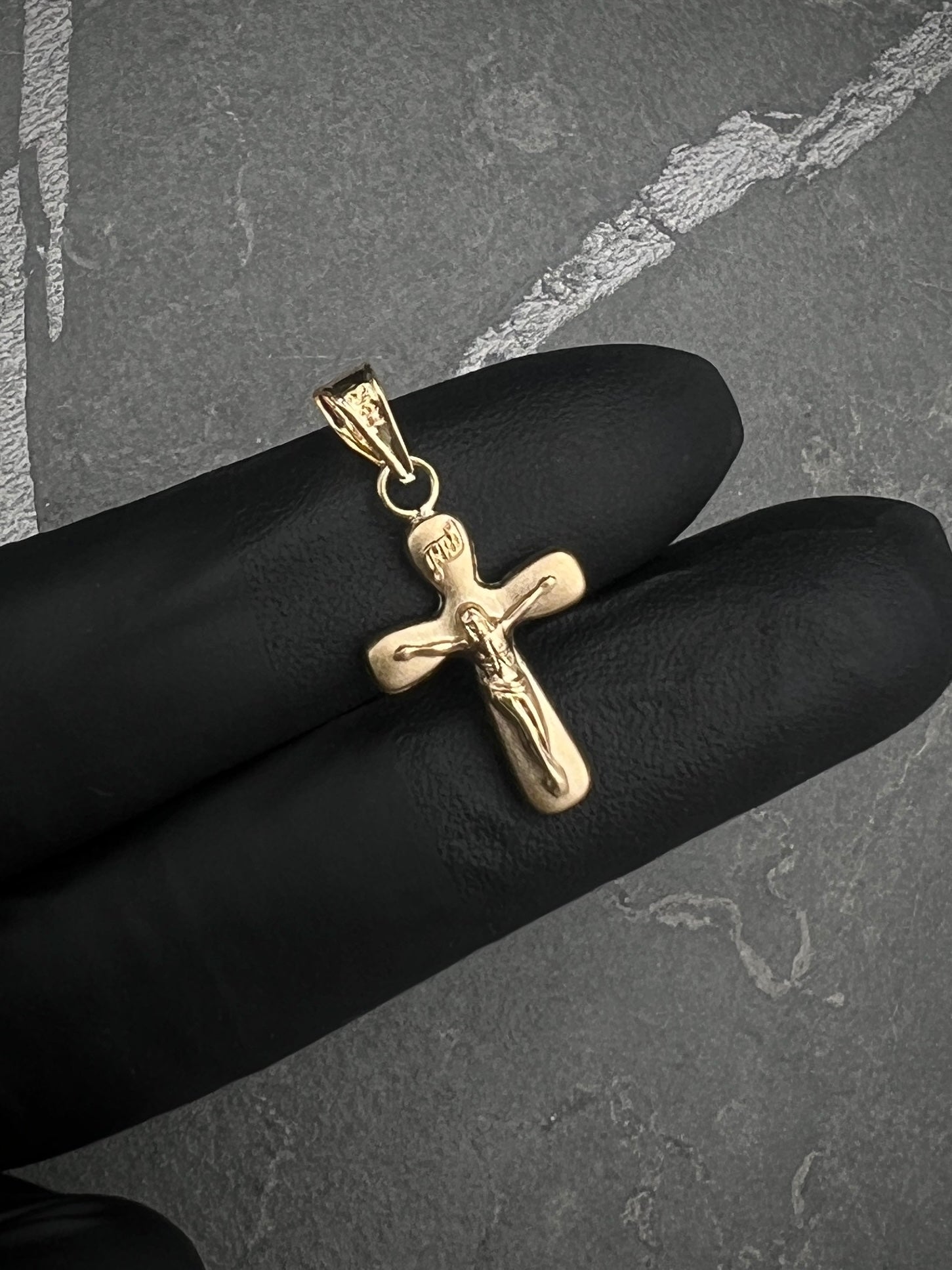 Dije cruz con cristo 0.6gr / Largo 2.6cm / Oro Amarillo Nac B