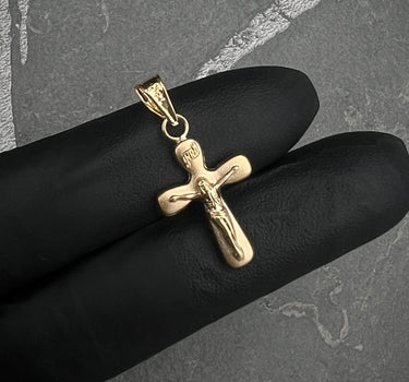 Dije cruz con cristo 0.6gr / Largo 2.6cm / Oro Amarillo Nac B