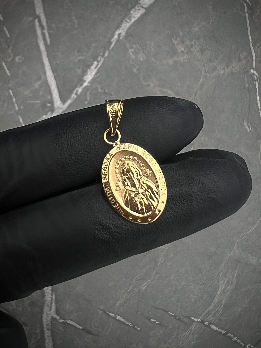 Dije de la rosa mistica 0.85gr / Largo 2.5cm — Oro Amarillo