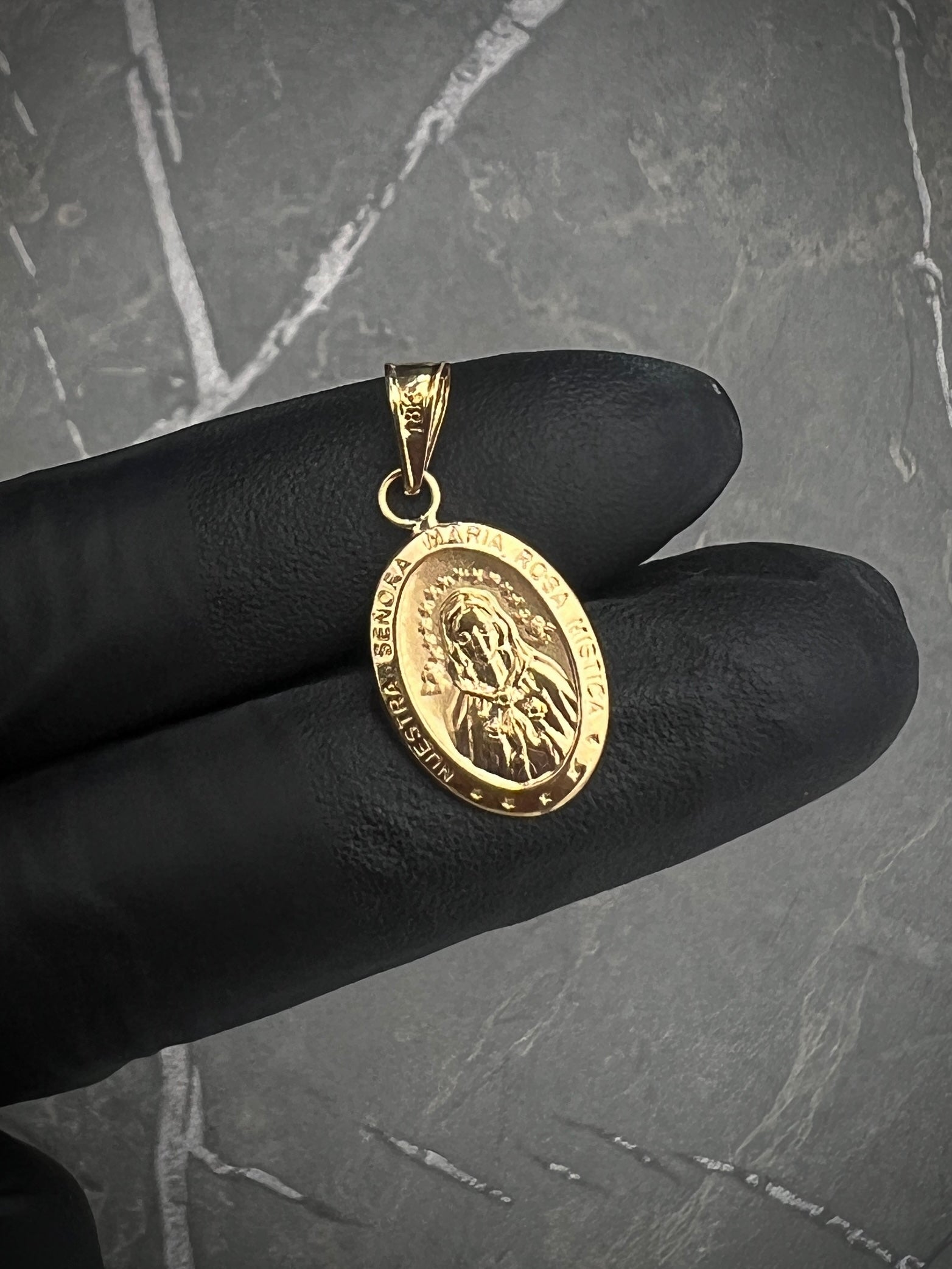 Dije de la rosa mistica 0.85gr / Largo 2.5cm — Oro Amarillo