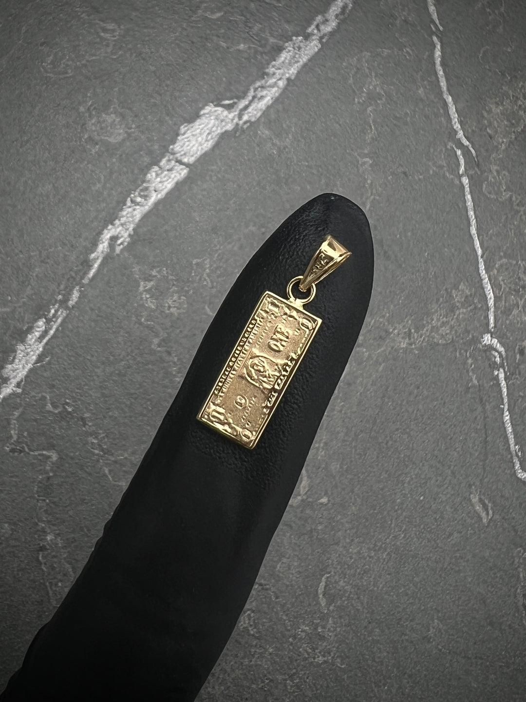 Dije dolar 0.8gr / Largo 2.3cm — Oro Amarillo