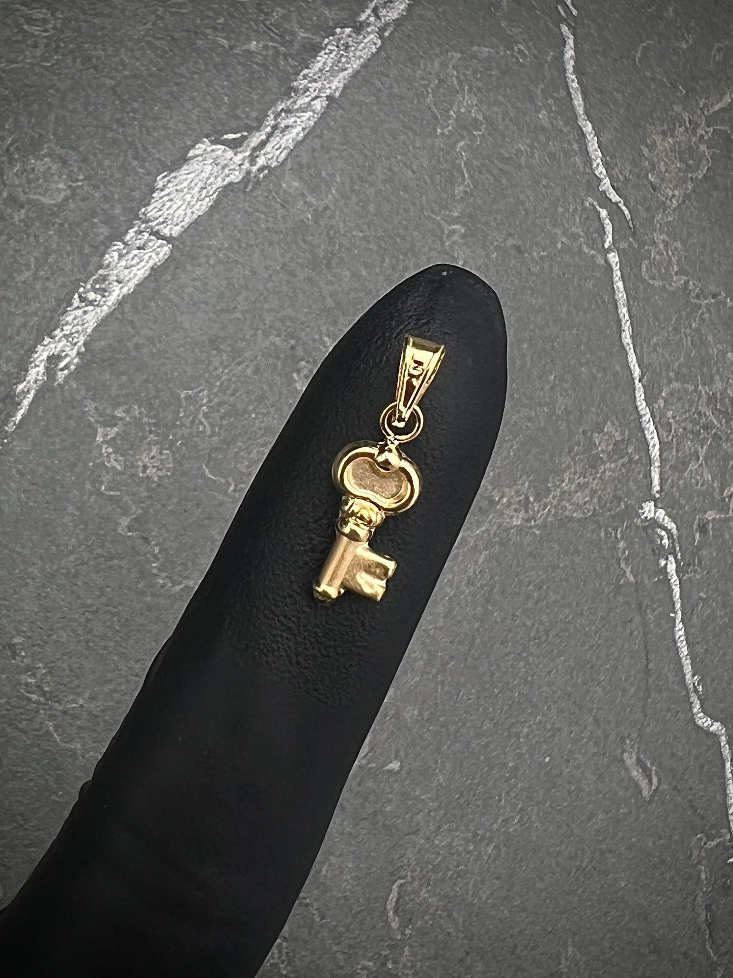 Dije de llave 0.45gr / Largo 1.5cm / Oro Amarillo Nac P