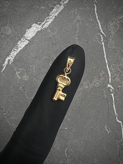Dije de llave 0.45gr / Largo 1.5cm / Oro Amarillo Nac P