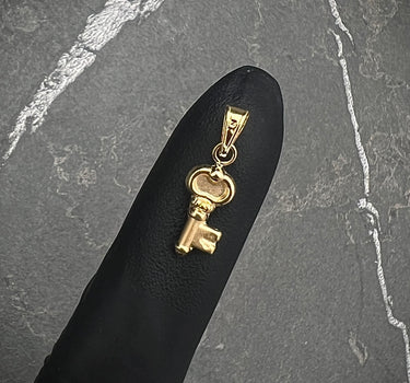 Dije de llave 0.45gr / Largo 1.5cm / Oro Amarillo Nac P