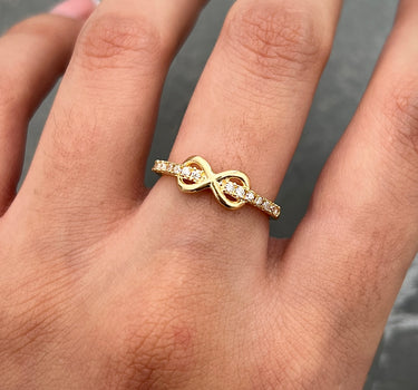 Anillo infinito con swarovski blanco 1.75gr / TALLA 5 3/4 / Oro Amarillo Nac M