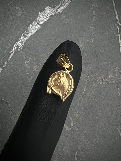 Dije de herradura de caballo 0.5gr / Largo 1.7cm / Oro Amarillo Nac M