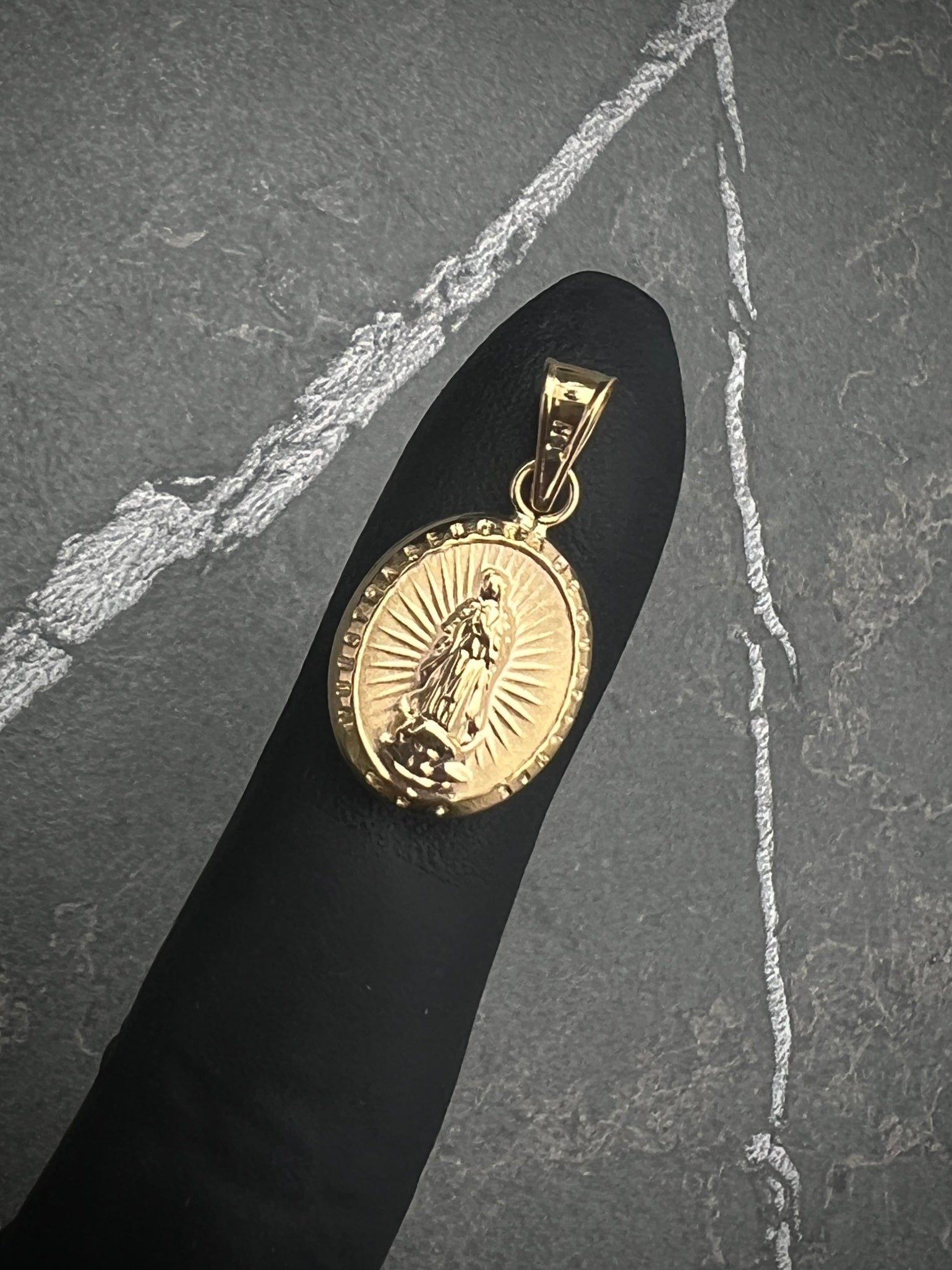 Dije de virgen guadalupe 0.9gr  / Largo 2.4cm / Oro Amarillo Nac B