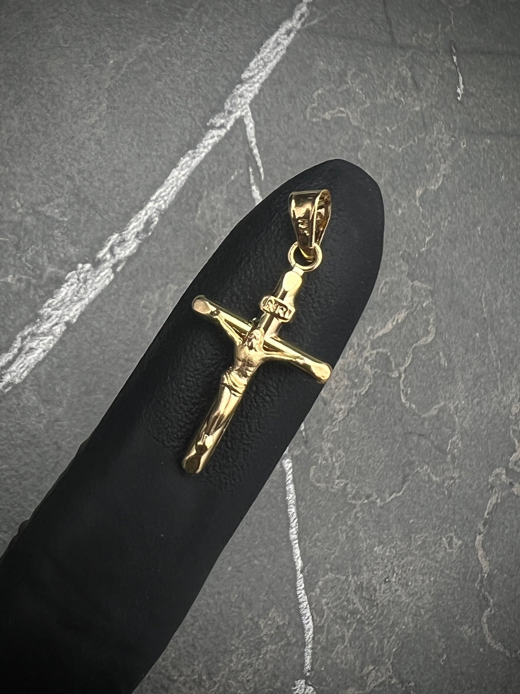 Dije cruz con cristo 0.7gr / Largo 2.7cm / Oro Amarillo Nac B