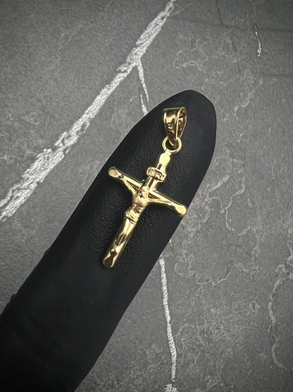 Dije cruz con cristo 0.7gr / Largo 2.7cm / Oro Amarillo Nac B