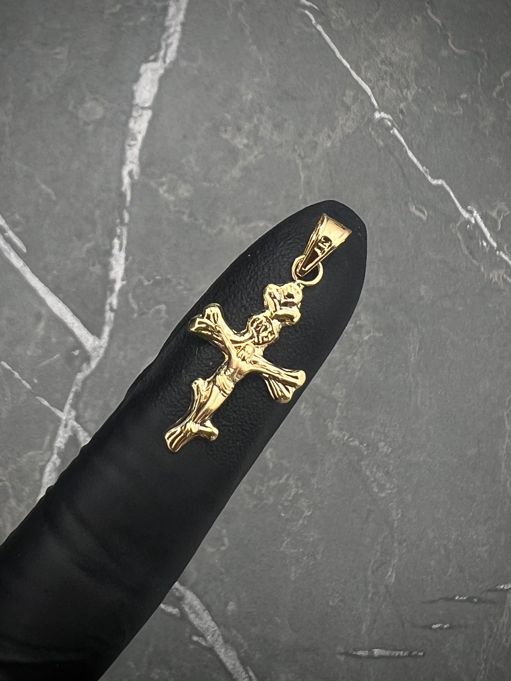 Dije de cruz con cristo 0.9gr / Largo 3cm / Oro Amarillo Nac M