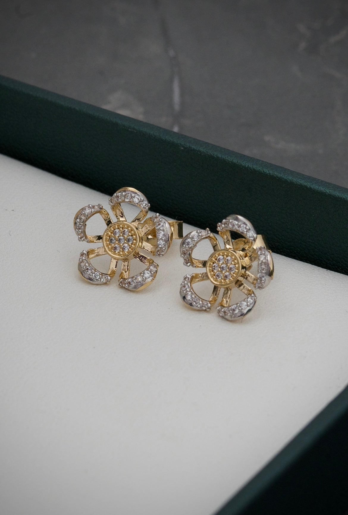 Topos de flor con swarovski blanco 3gr / Largo 1.5cm / Dos Oros Nac*