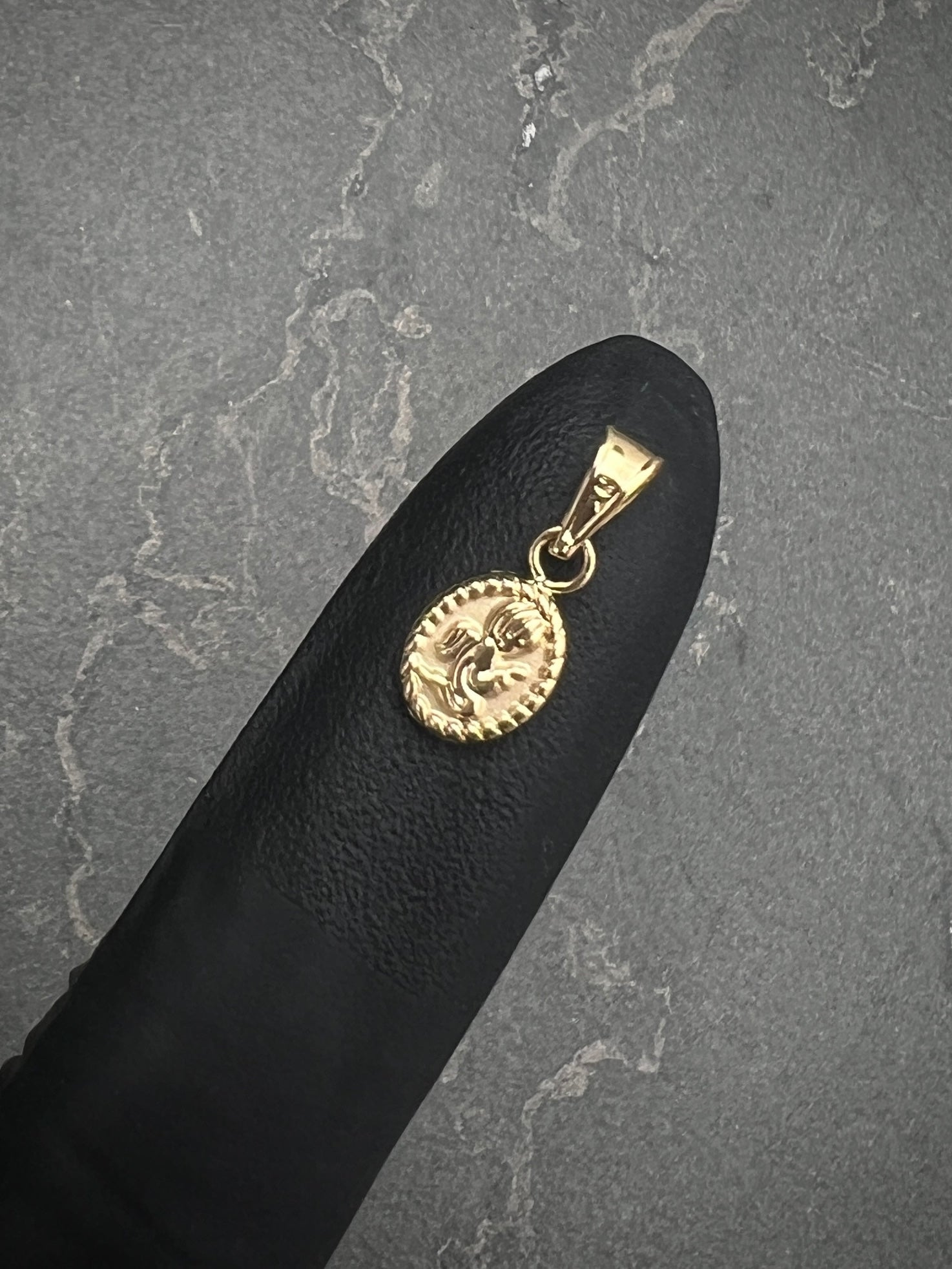 Dije angel de la guarda 0.35gr / Largo 1.5cm / Oro Amarillo Nac B