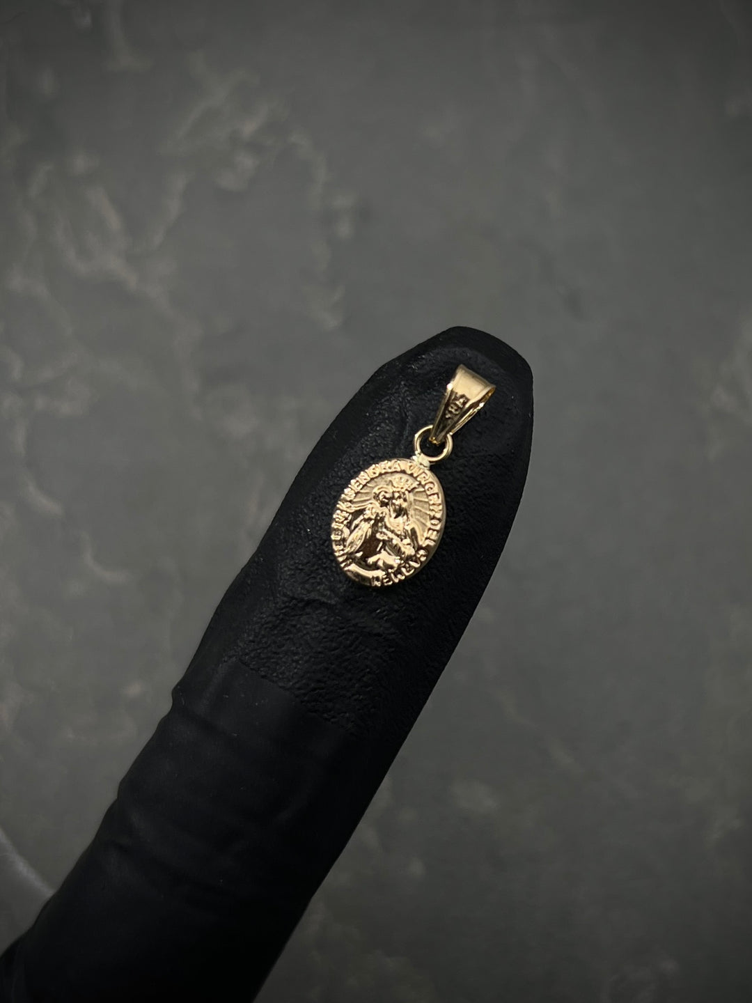 Dije virgen del carmen 0.45gr / Largo 1.7cm — Oro Amarillo