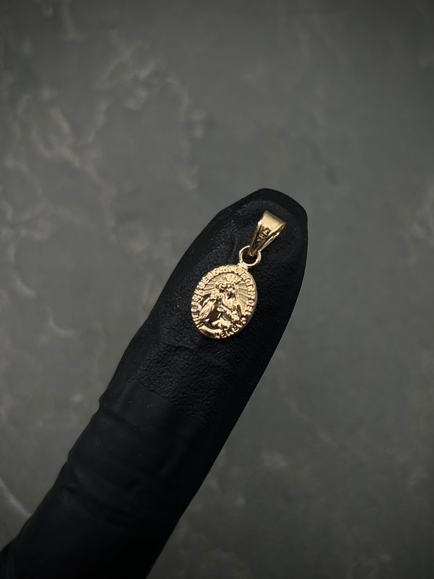 Dije virgen del carmen 0.45gr / Largo 1.7cm / Oro Amarillo Nac M
