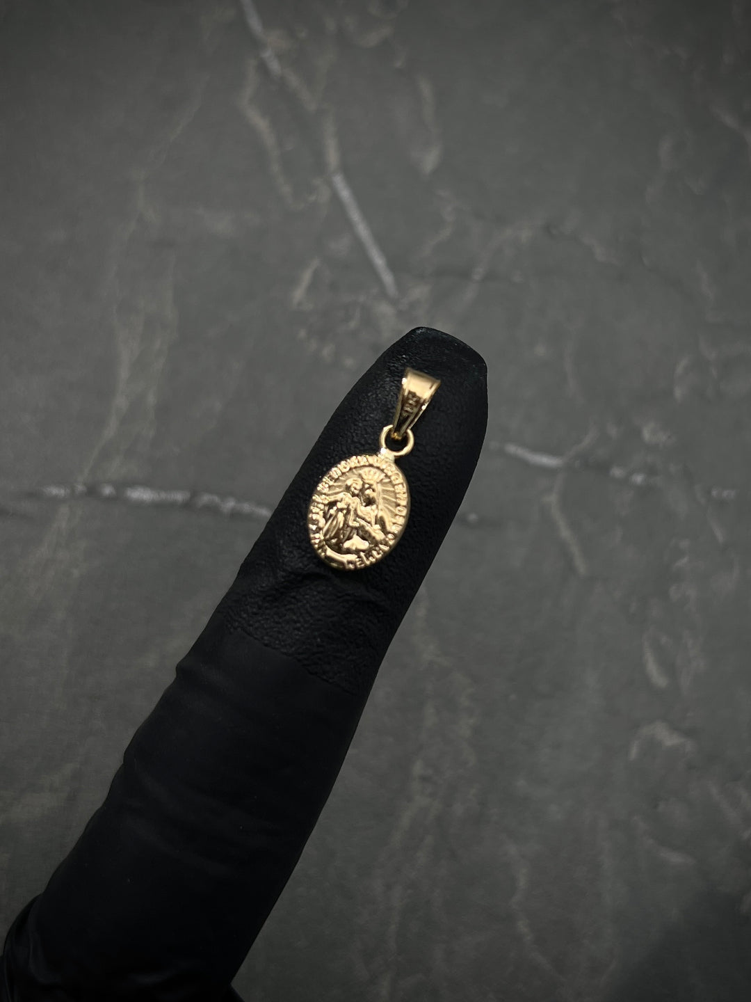 Dije virgen del carmen 0.45gr / Largo 1.7cm — Oro Amarillo