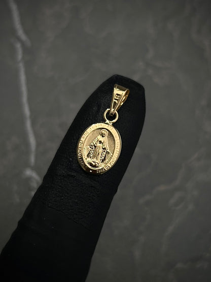 Dije virgen milagrosa 0.45gr / Largo 1.7cm / Oro Amarillo Nac M