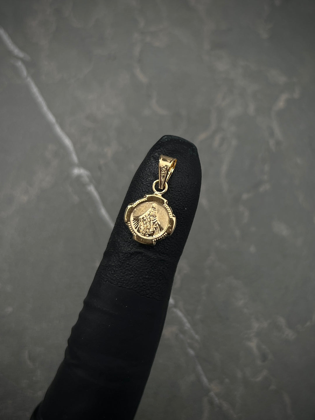 Dije virgen milagrosa 0.5gr / Largo 1.7cm — Oro Amarillo