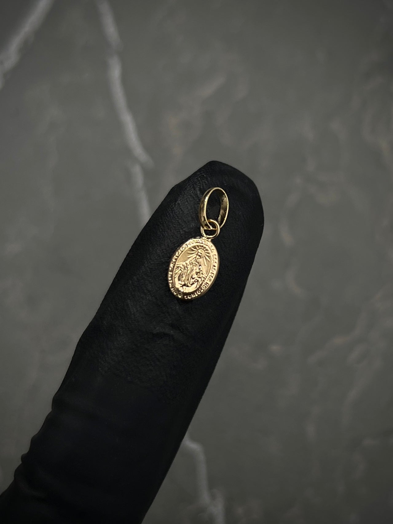 Dije virgen milagrosa 0.3gr / Largo 1.5cm / Oro Amarillo Nac B