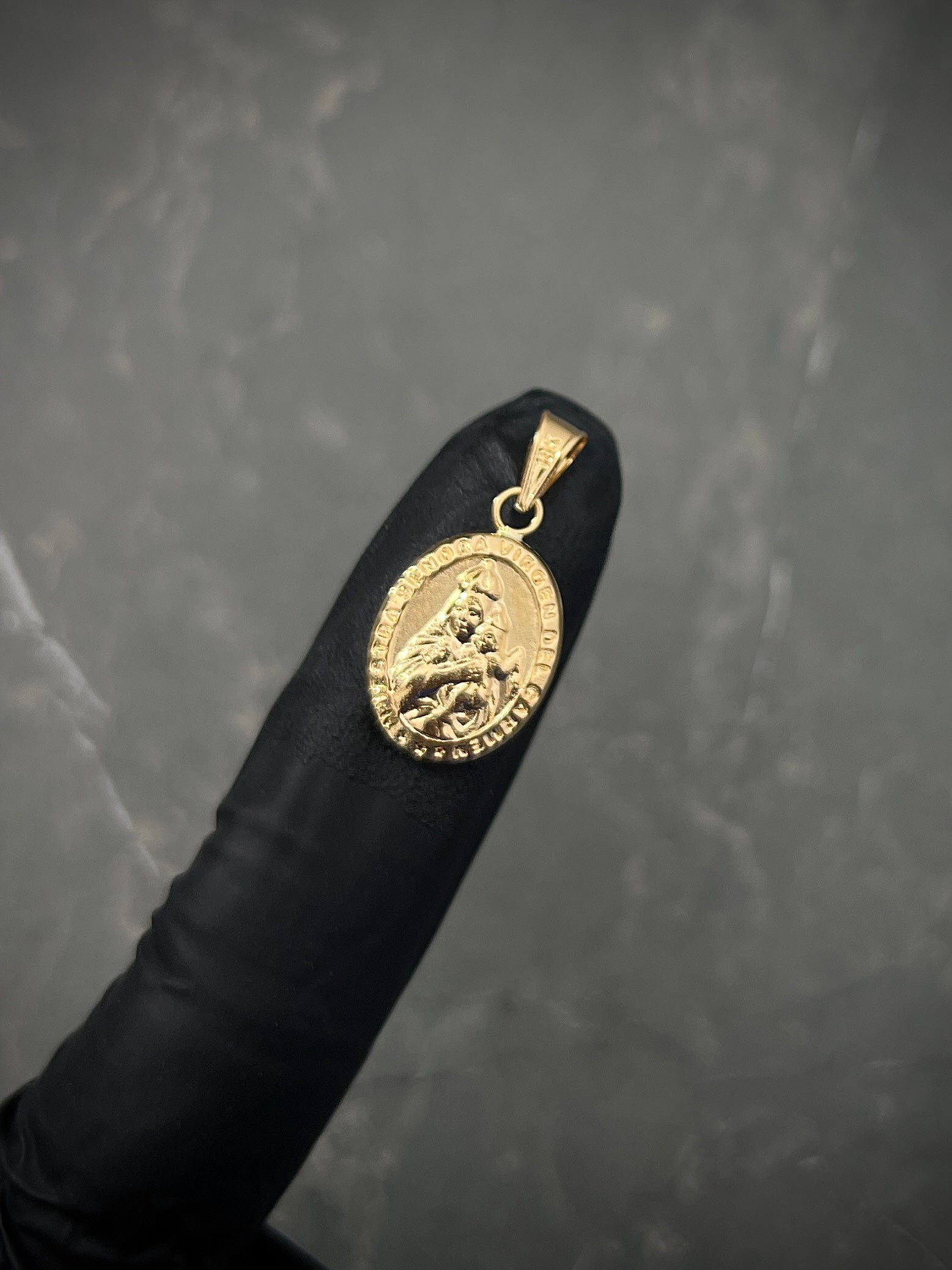 Dije virgen del carmen 1.05gr / Largo 2.5cm / Oro Amarillo Nac M