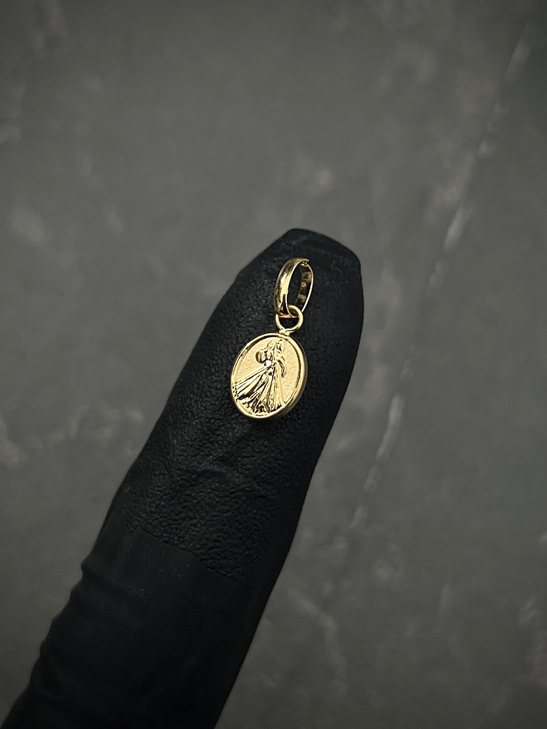 Dije jesus de la misericordia 0.45gr / Largo 1.7cm — Oro Amarillo