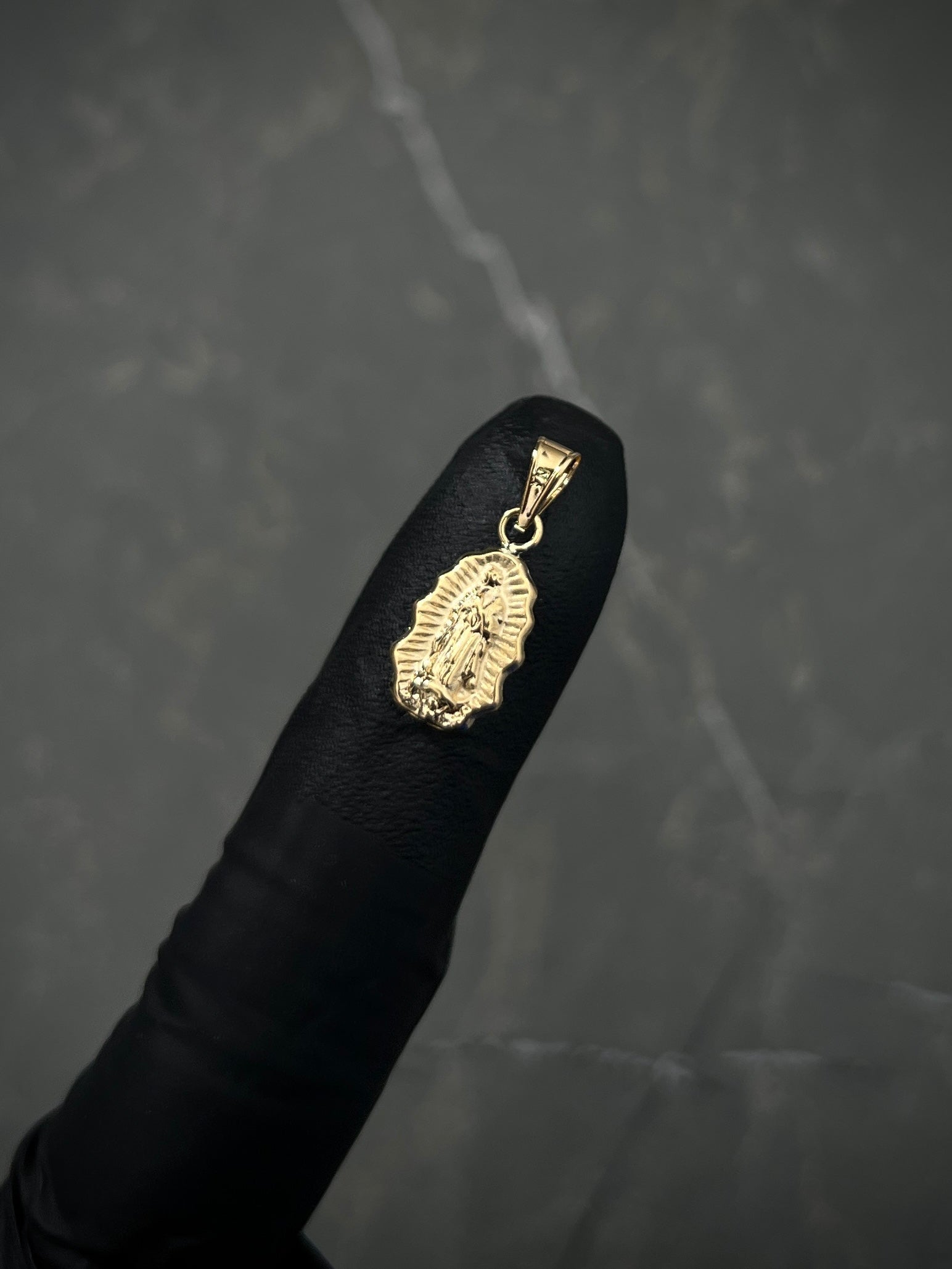 Dije virgen de guadalupe 0.55gr / Largo 1.9cm / Oro Amarillo Nac B