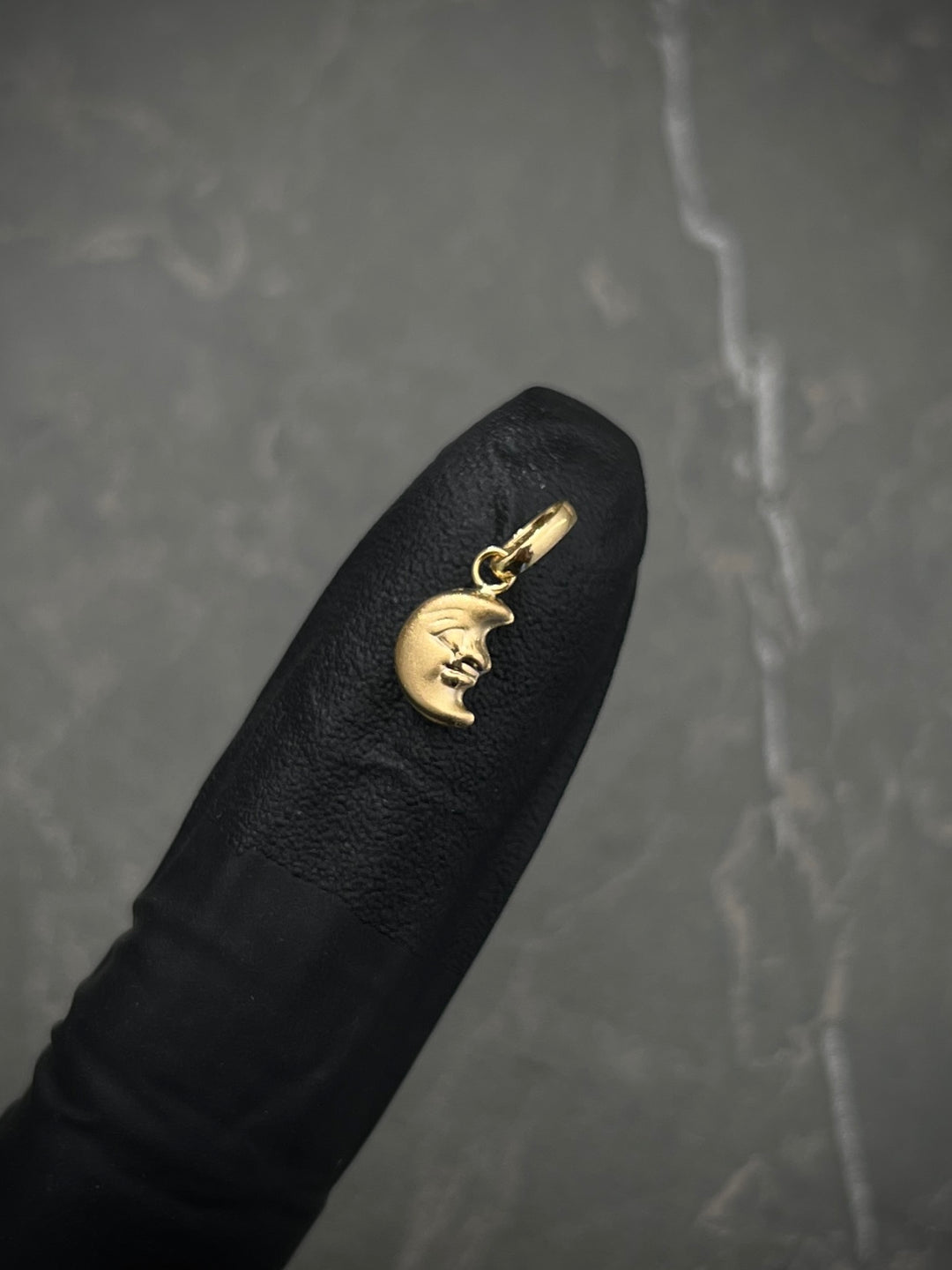 Dije de luna 0.35gr / Largo 1.5cm — Oro Amarillo