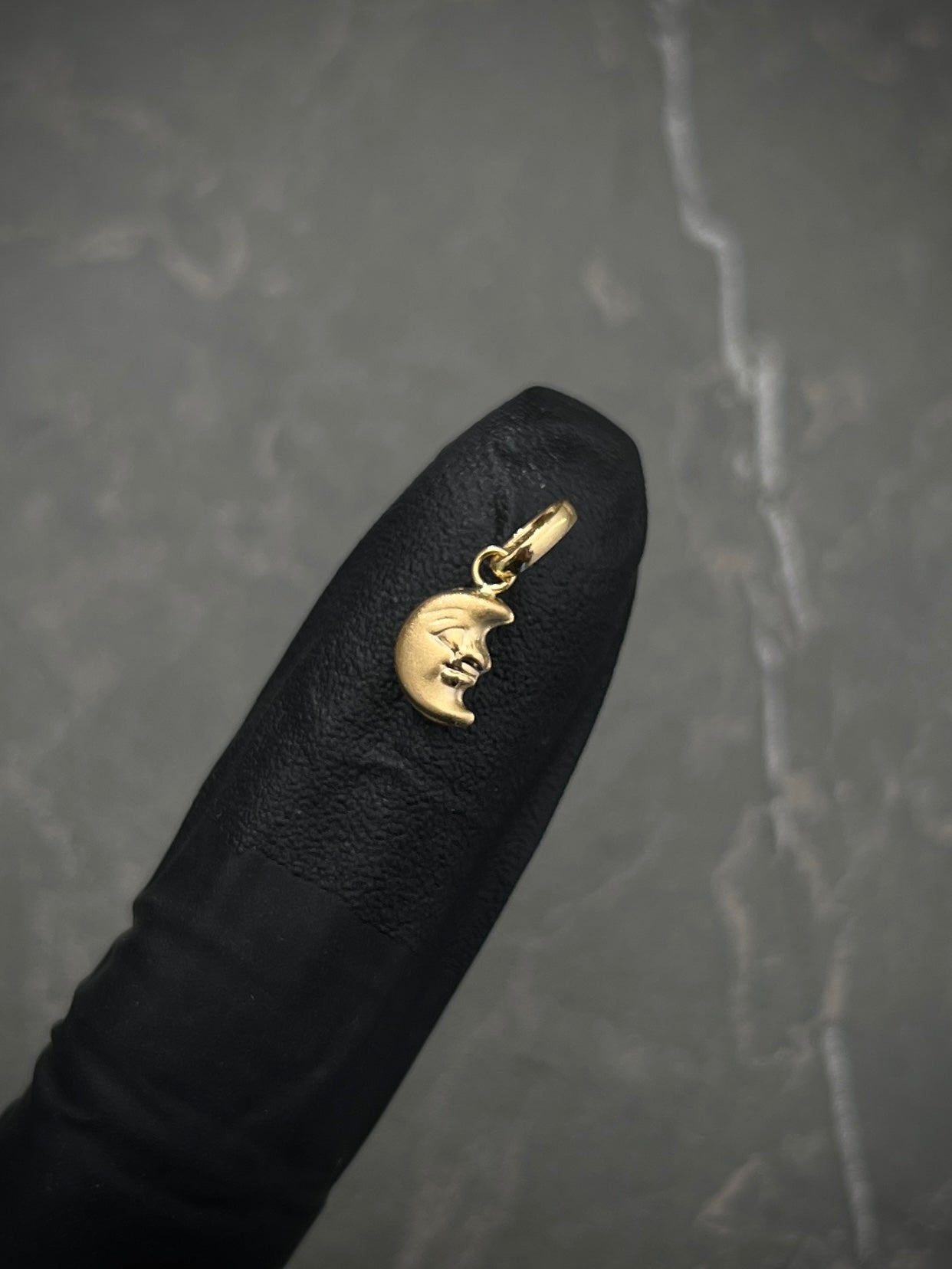 Dije de luna 0.35gr / Largo 1.5cm /Oro Amarillo Nac B