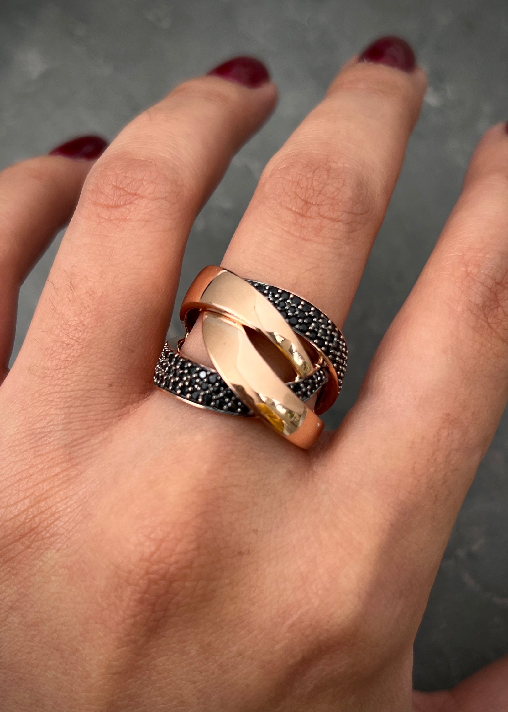 Anillo con swarovski negro 8gr / TALLA 6 1/4 / Oro Rosado Nac M
