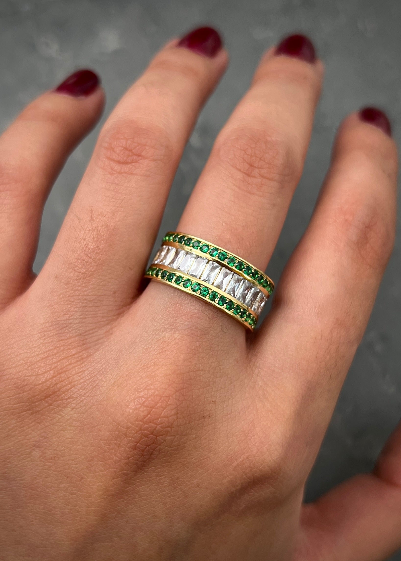 Anillo con swarovski blanco y verde 7.65gr / TALLA 7 1/2 / Oro Amarillo Nac M
