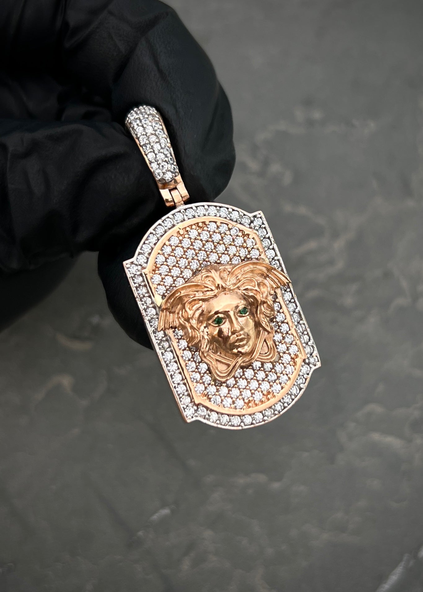 Dije medusa con swarovski blanco y verde 9.6gr / Largo 4.3cm / Oro Rosado Nac B