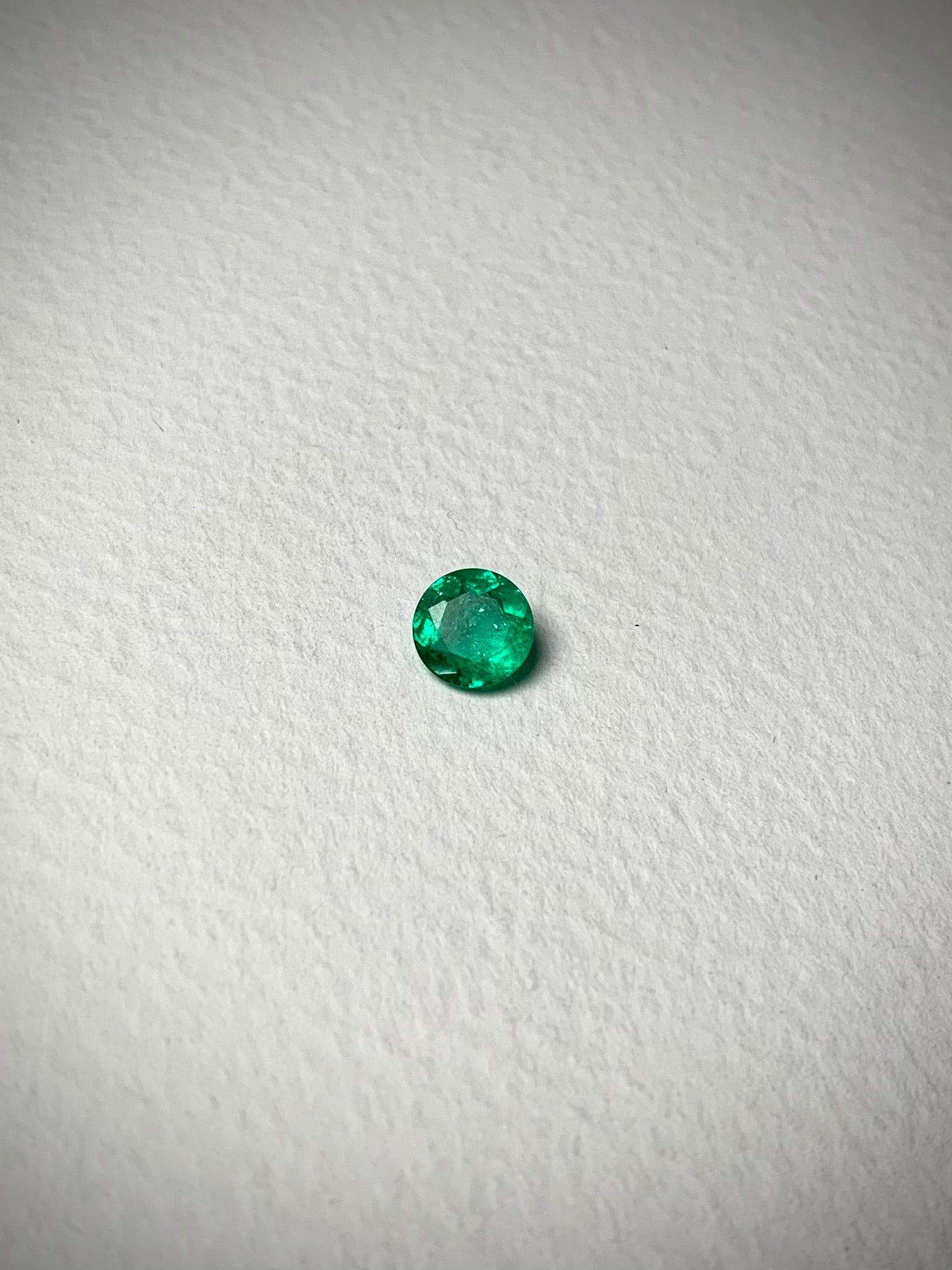 Esmeralda Redonda Con 124 Pts  Largo 0,77cm /(Joya) B