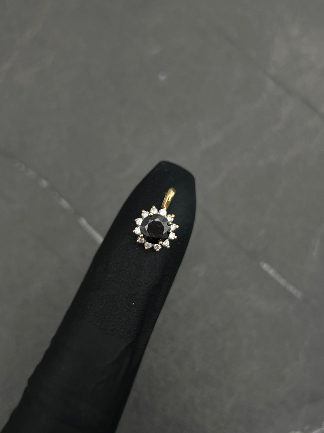 Dije con 33pts de diamante negro y 18pts de diamante blanco 0.7gr / Largo 1cm / Oro Amarillo (Joya) M