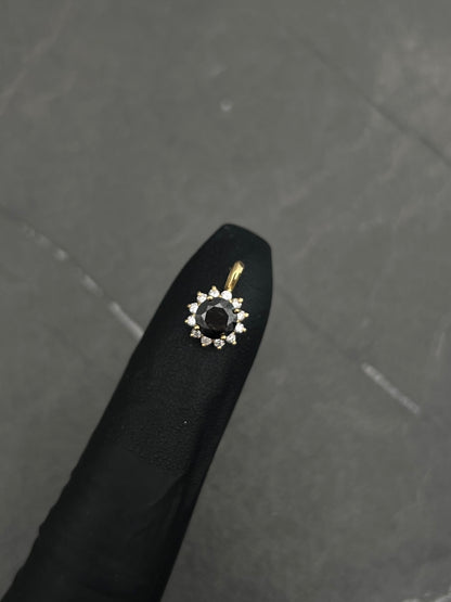 Dije con 33pts de diamante negro y 18pts de diamante blanco 0.7gr / Largo 1cm / Oro Amarillo (Joya) M