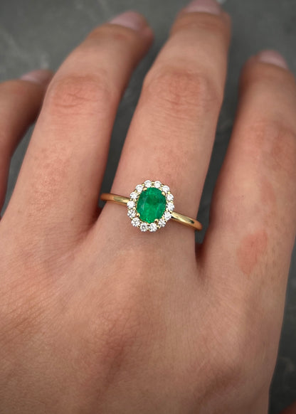 Solitario con 62pts de esmeralda y 20pts de diamantes 2.7gr / TALLA 6 1/2 / Oro Amarillo (Joya) B