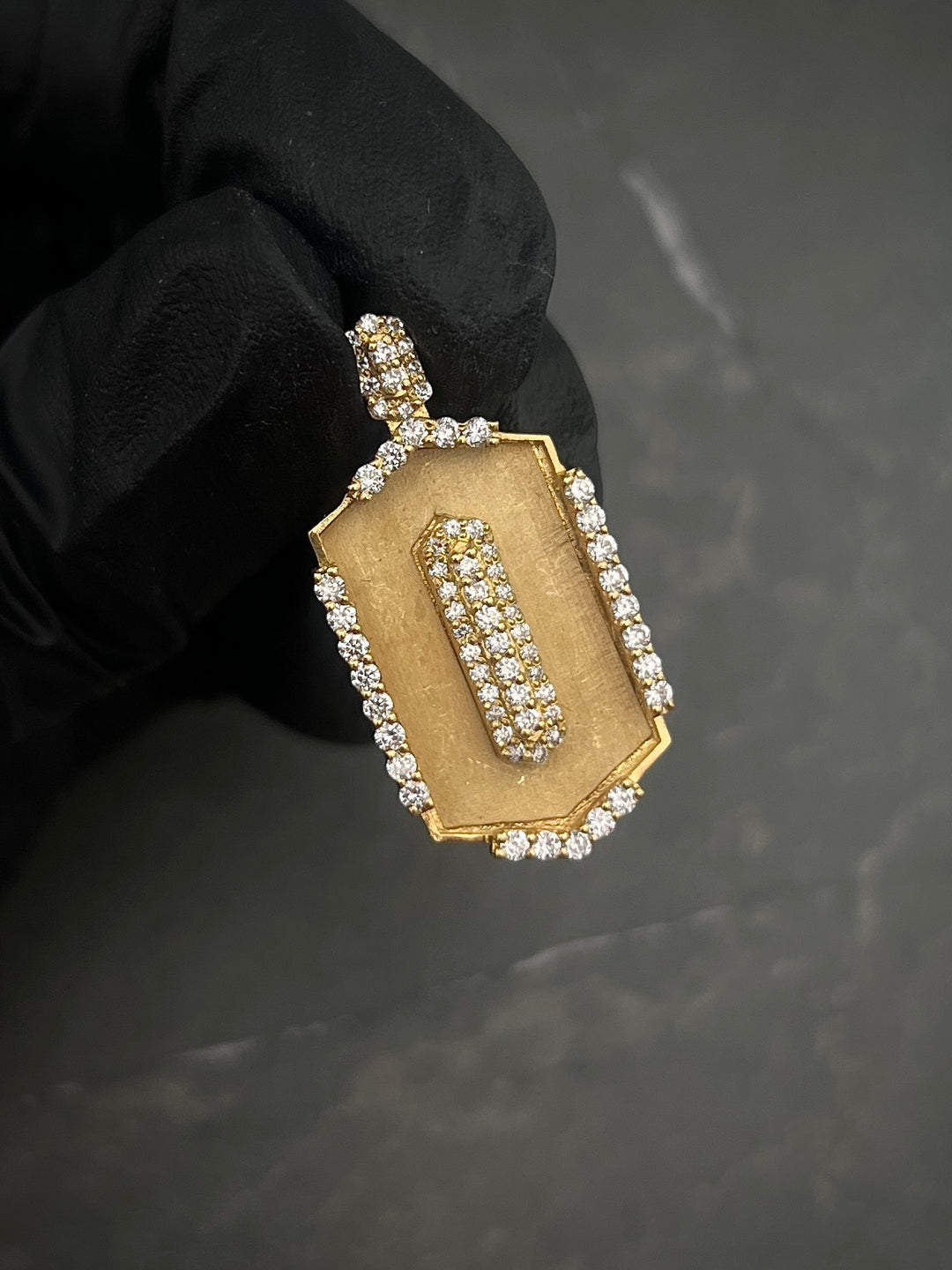 Dije de placa con 83 pts de Diamante blanco 4gr — Oro Amarillo