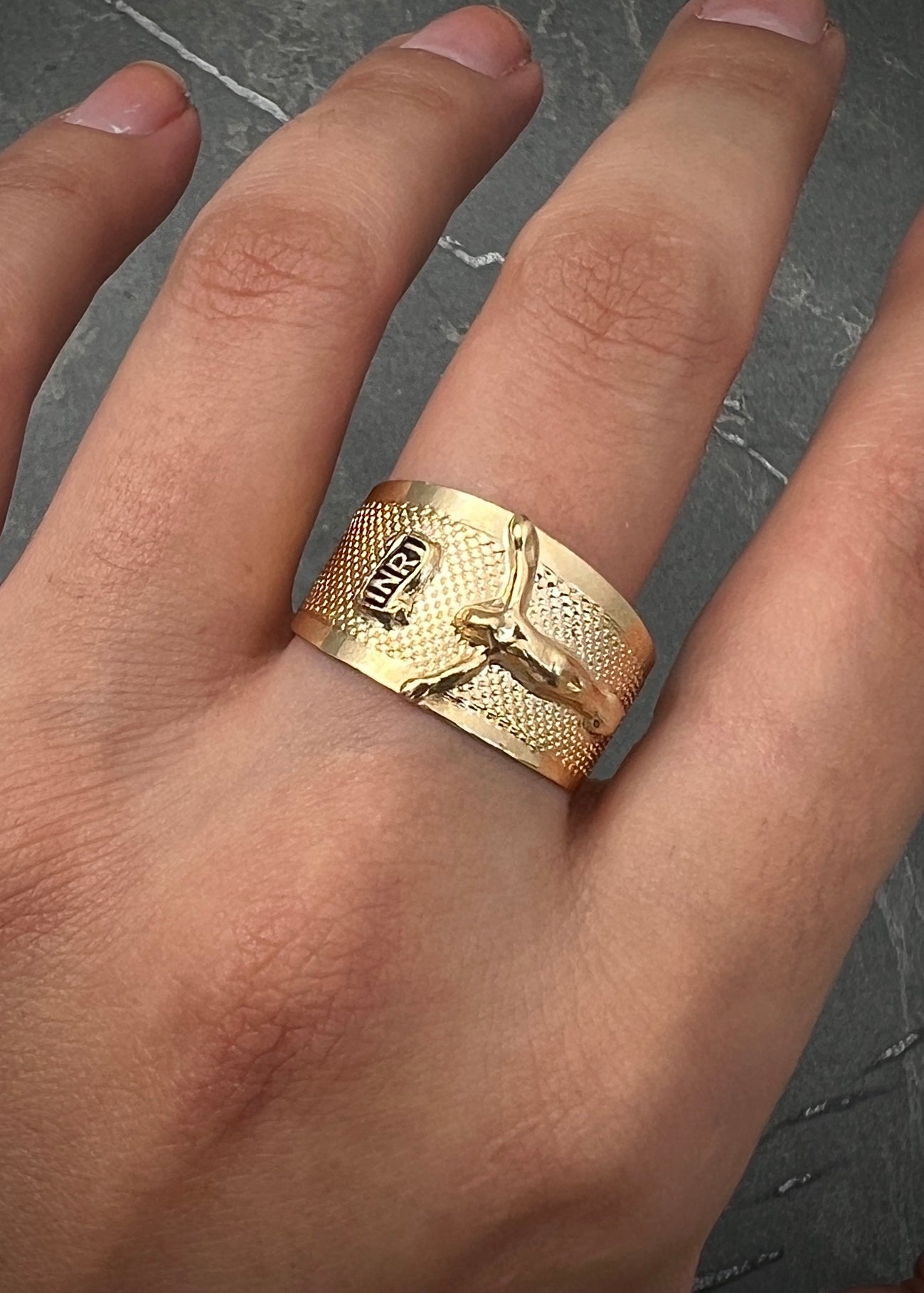 Anillo cruz con cristo 3.35gr / Talla 10 1/4 / Oro Amarillo Nac B