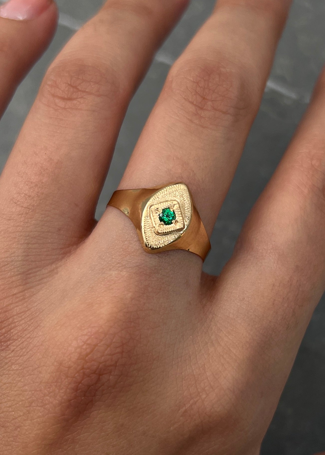 Anillo con swarovski verde 1.35gr / Talla 8 1/4 / Oro Amarillo Nac B