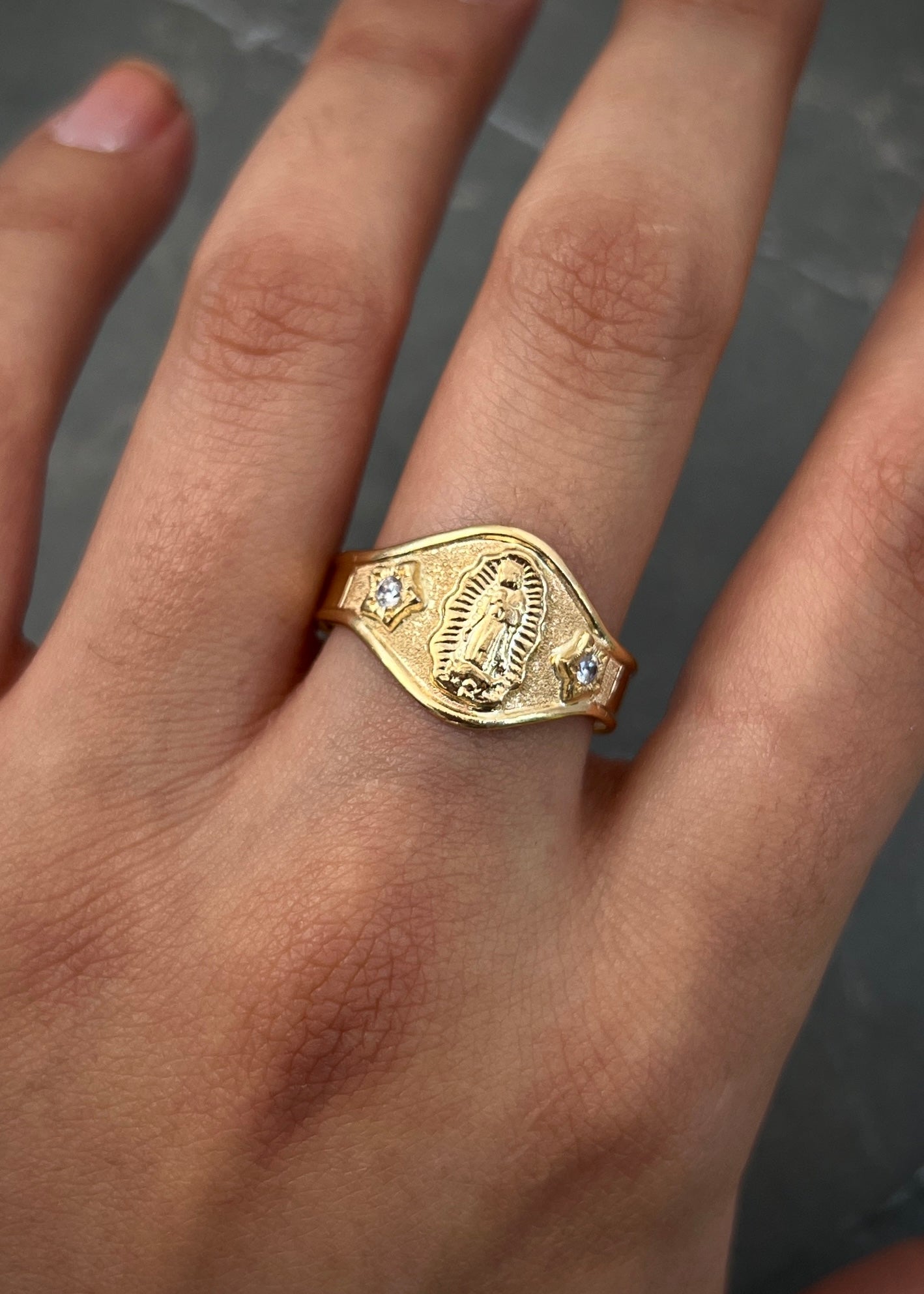 Anillo virgen de guadalupe con swarovski blanco 2.6gr / Talla 10 1/2 / Oro Amarillo Nac B