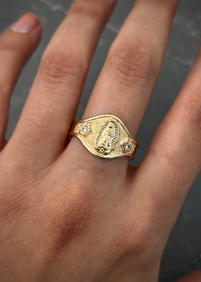 Anillo virgen de guadalupe con swarovski blanco 2.6gr / Talla 10 1/2 / Oro Amarillo Nac B